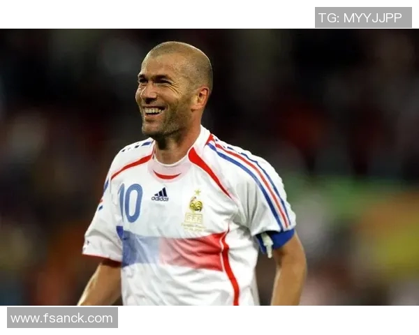 卷发男足球明星如何用头巾展现个性与风格的完美结合