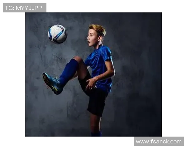 足球明星畅饮清凉饮料高清图片展现运动与生活的完美结合